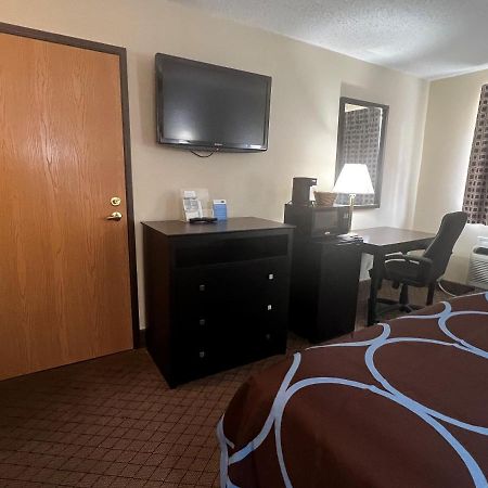 Super 8 By Wyndham Cleveland Tx Hotell Exteriör bild