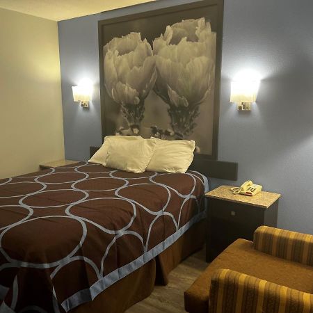 Super 8 By Wyndham Cleveland Tx Hotell Exteriör bild