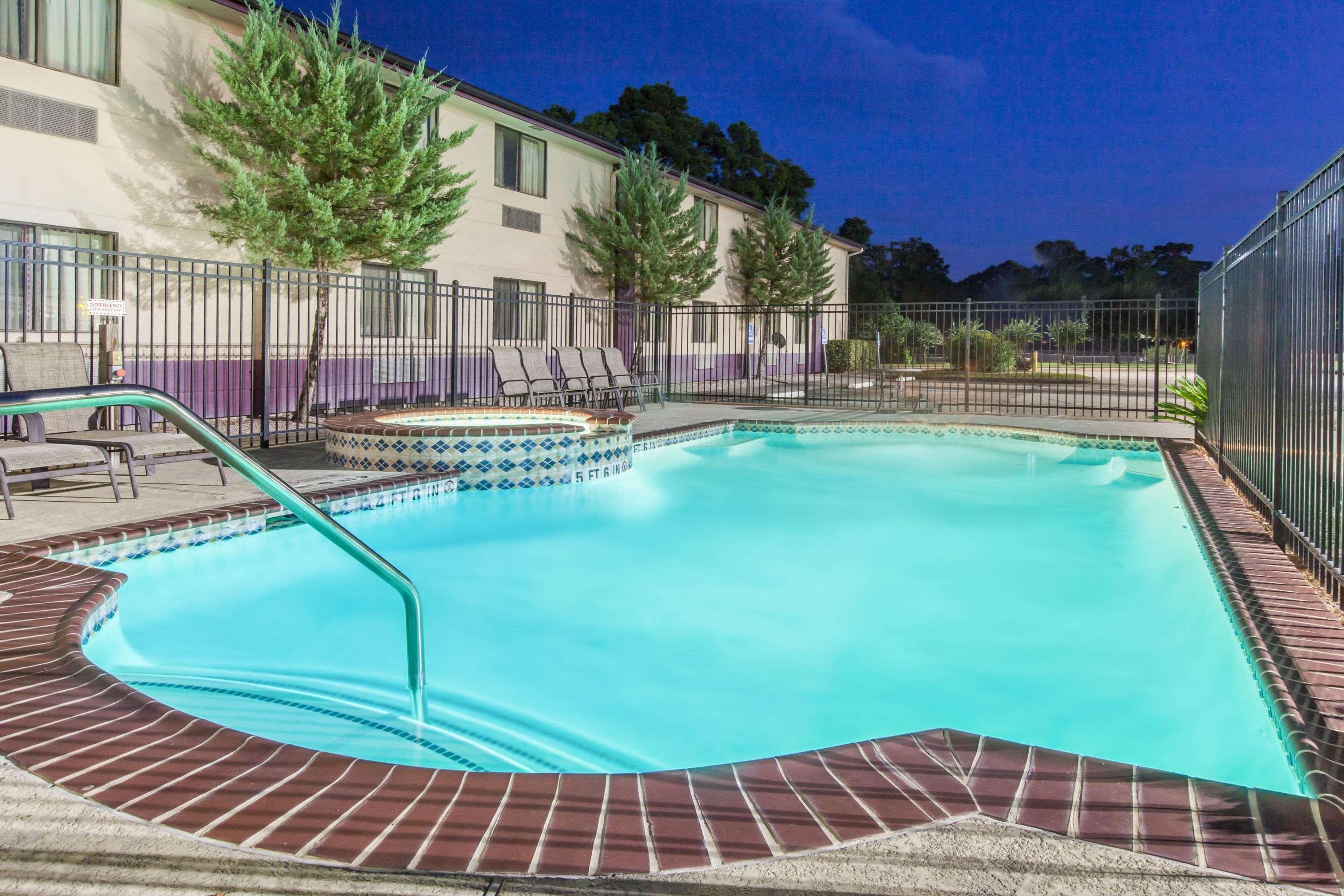Super 8 By Wyndham Cleveland Tx Hotell Exteriör bild
