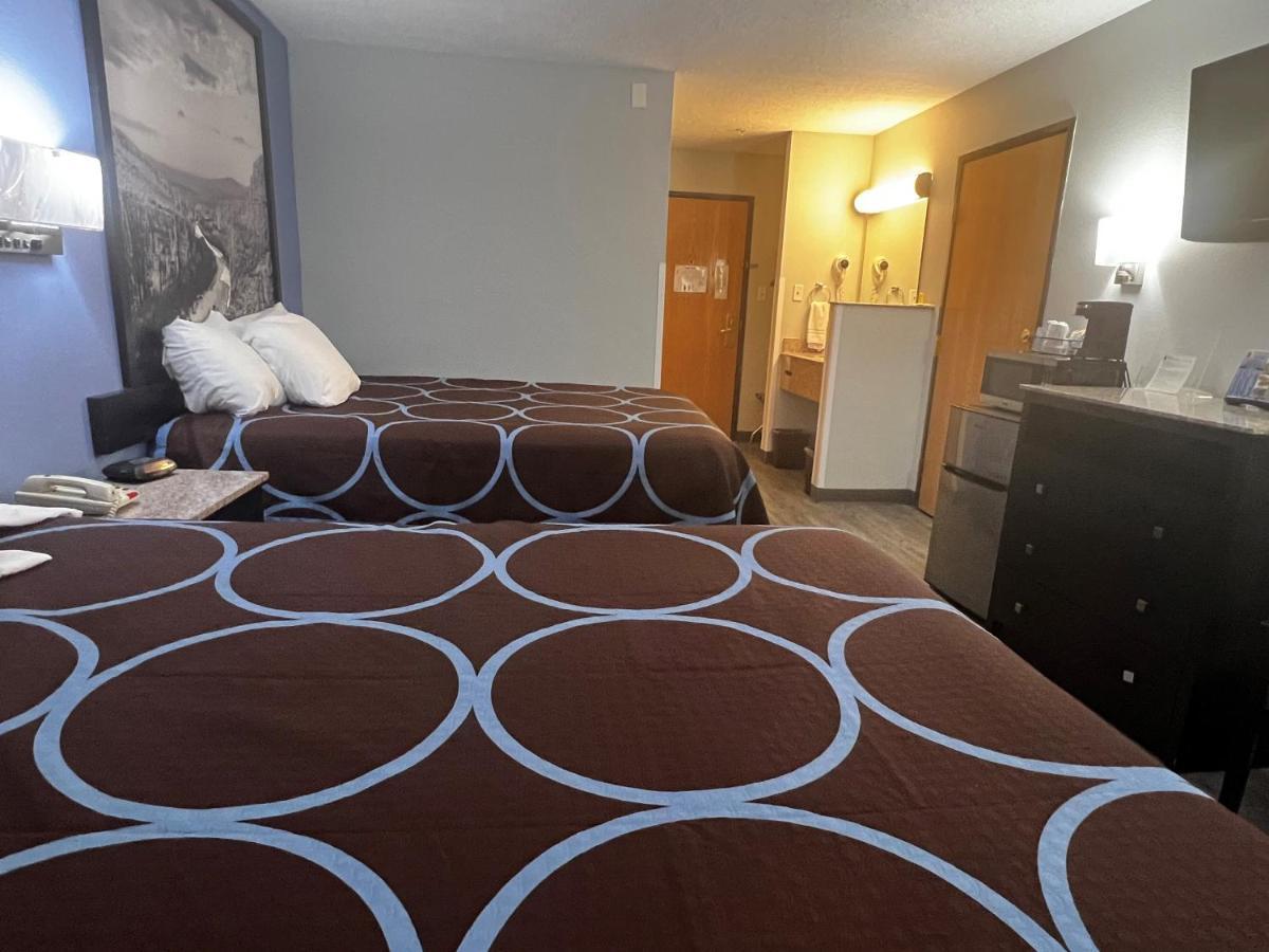 Super 8 By Wyndham Cleveland Tx Hotell Exteriör bild