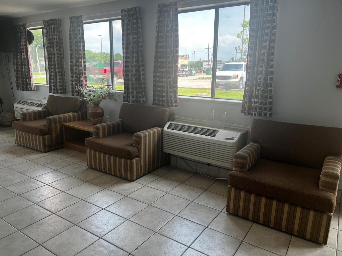 Super 8 By Wyndham Cleveland Tx Hotell Exteriör bild