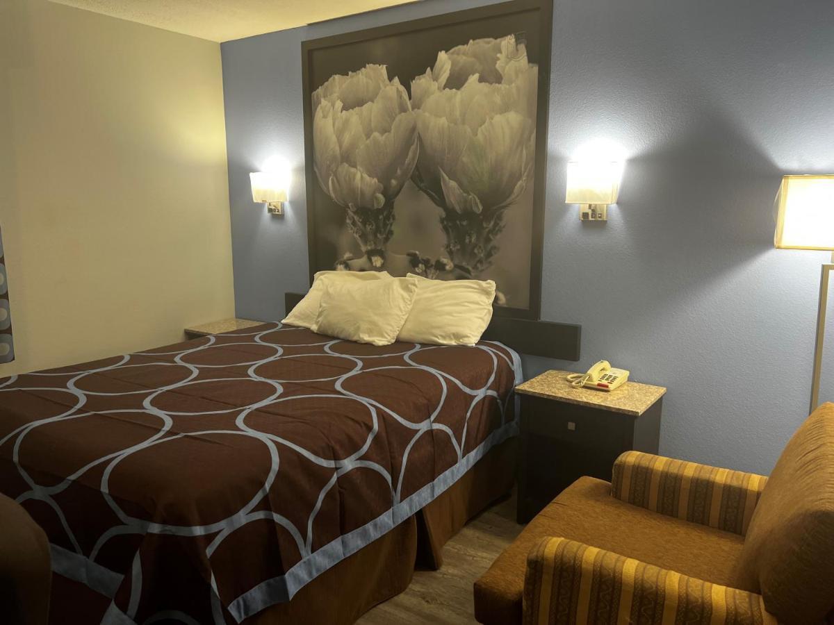 Super 8 By Wyndham Cleveland Tx Hotell Exteriör bild