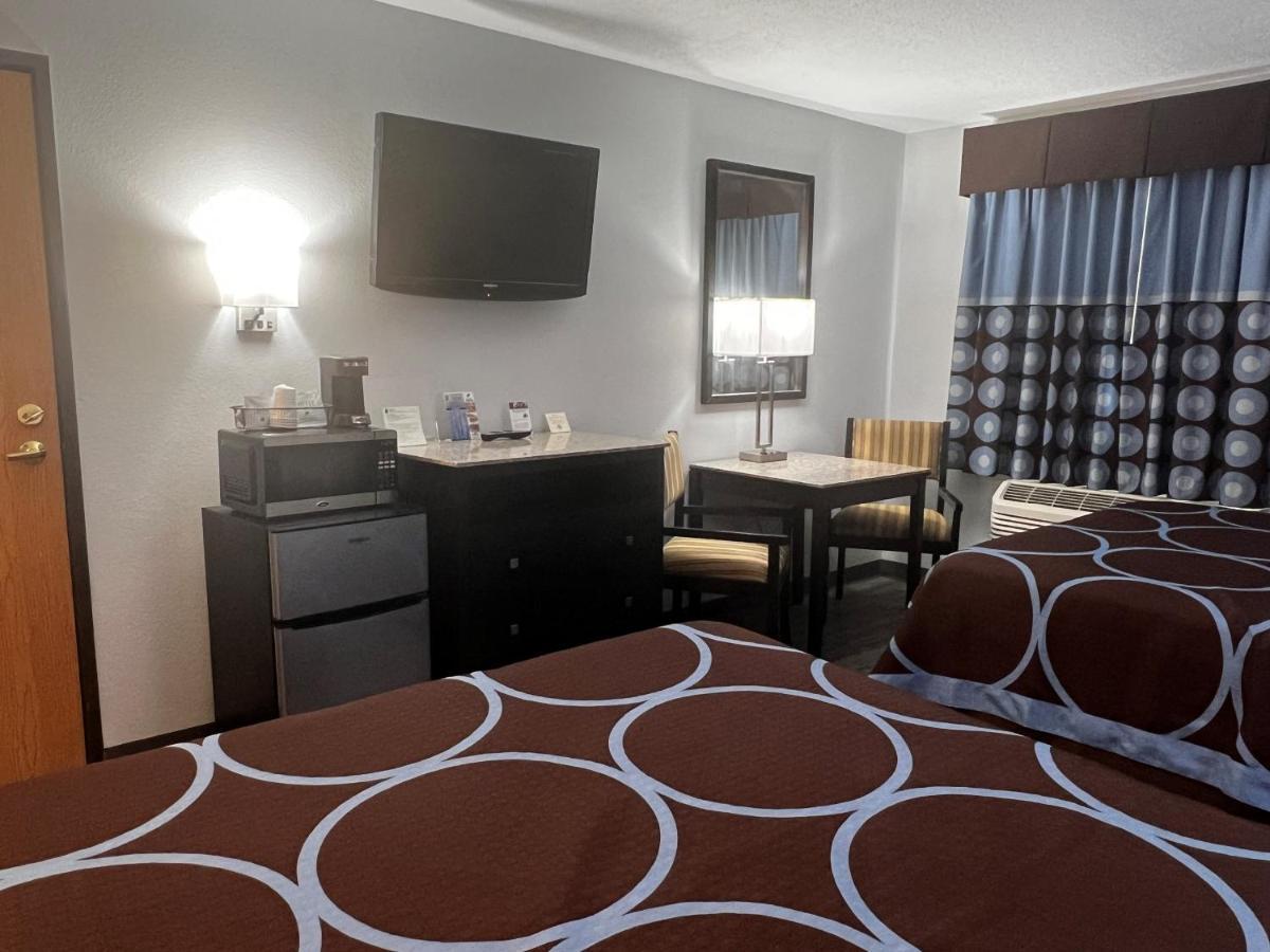 Super 8 By Wyndham Cleveland Tx Hotell Exteriör bild