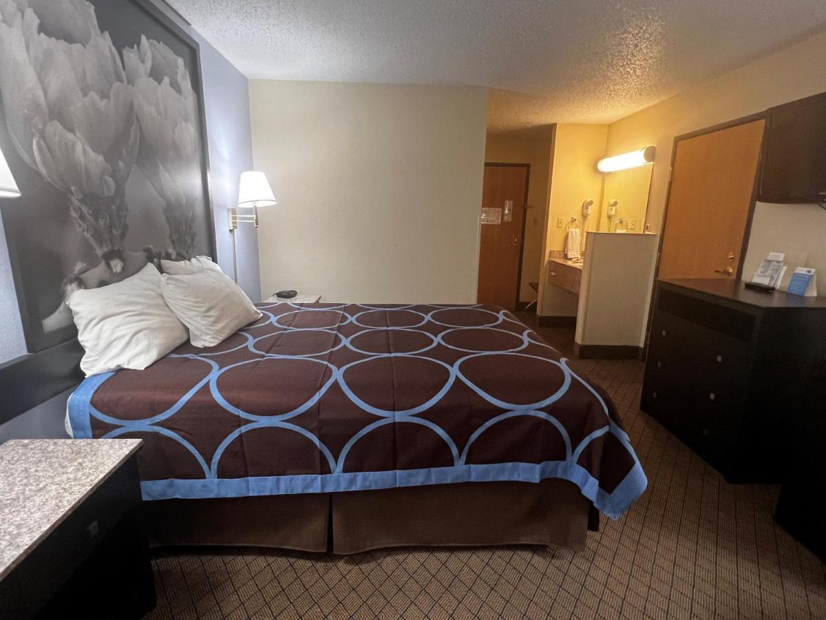 Super 8 By Wyndham Cleveland Tx Hotell Exteriör bild