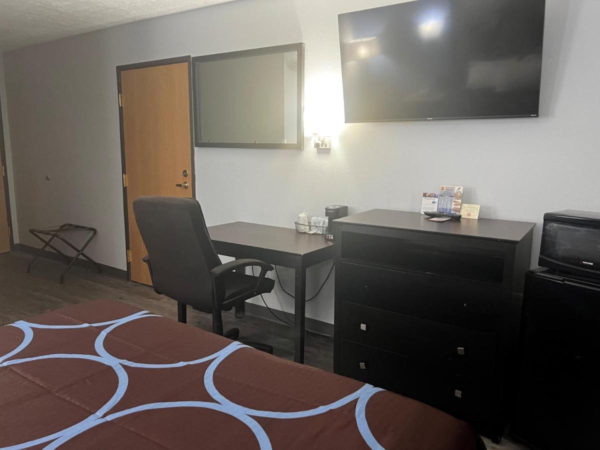 Super 8 By Wyndham Cleveland Tx Hotell Exteriör bild