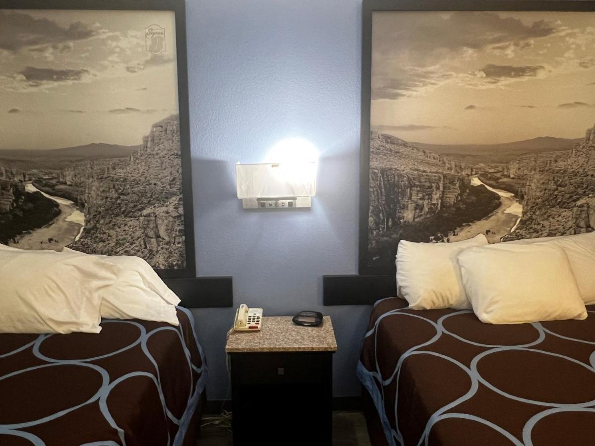 Super 8 By Wyndham Cleveland Tx Hotell Exteriör bild