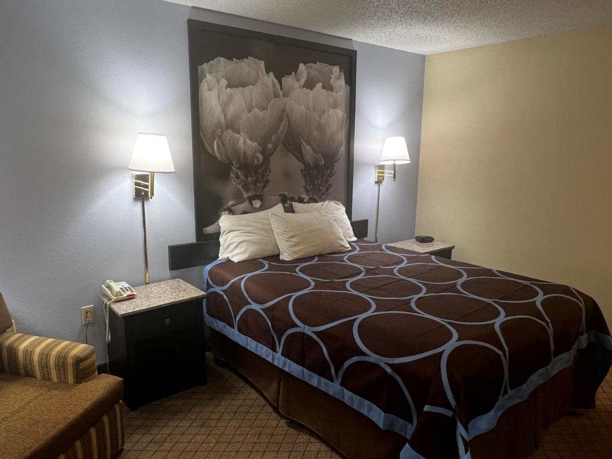 Super 8 By Wyndham Cleveland Tx Hotell Exteriör bild