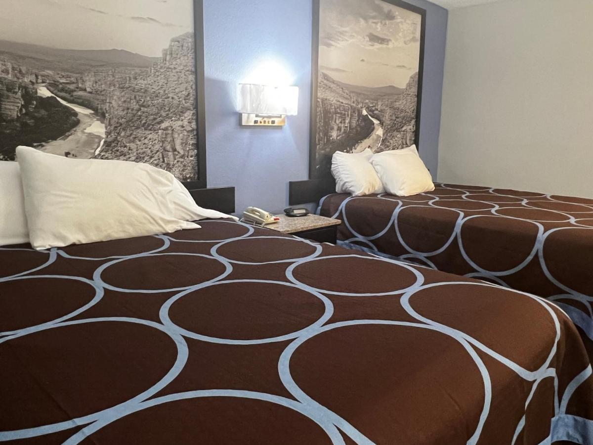 Super 8 By Wyndham Cleveland Tx Hotell Exteriör bild