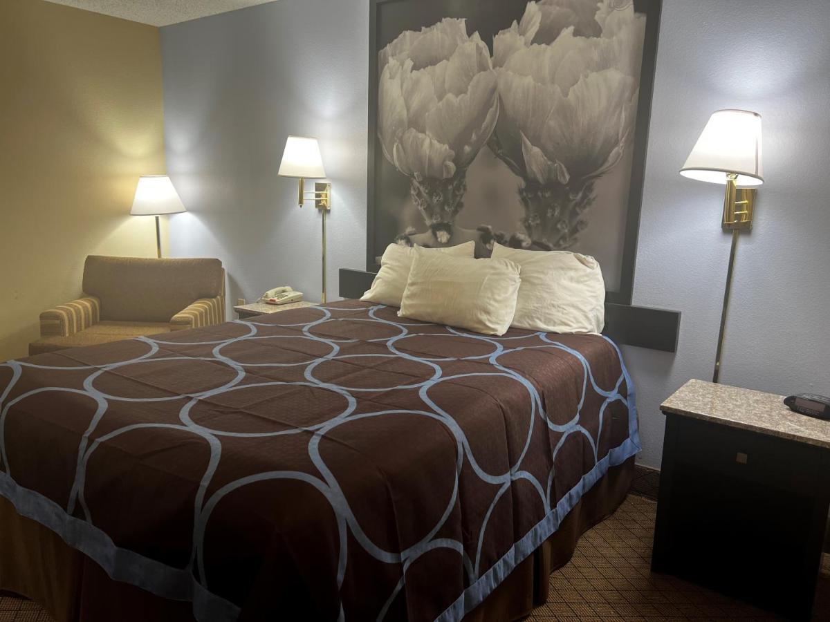 Super 8 By Wyndham Cleveland Tx Hotell Exteriör bild