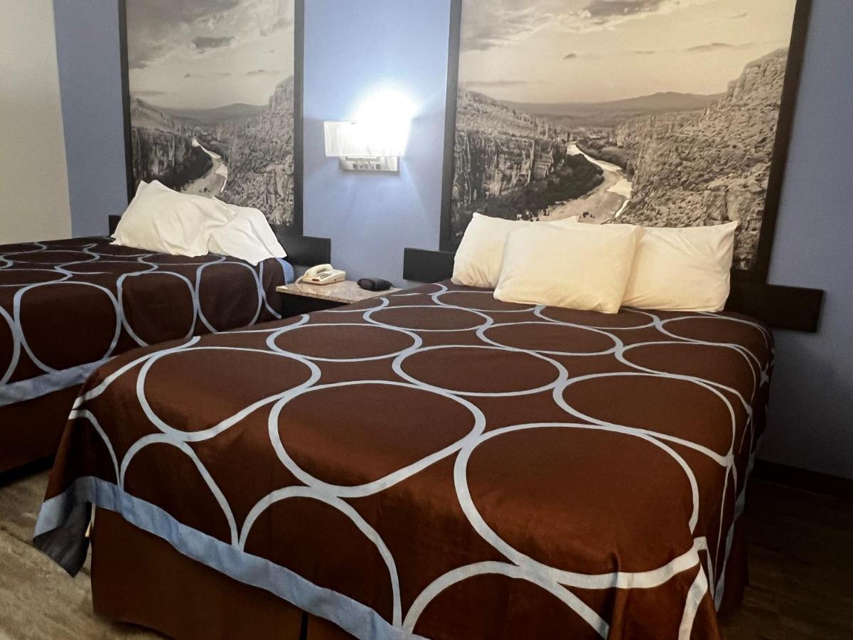 Super 8 By Wyndham Cleveland Tx Hotell Exteriör bild